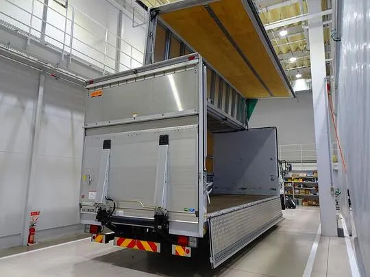 フォワード 2.25t ワイドベッド付 アルミウイング マルチゲート付 リアエアサス 240ps