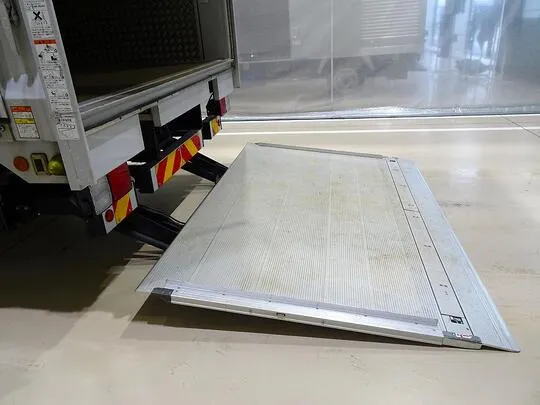 フォワード 2.25t ワイドベッド付 アルミウイング マルチゲート付 リアエアサス 240ps