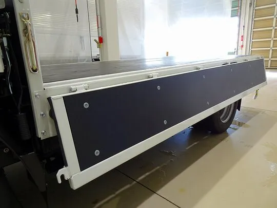 エルフ 1.55t 4WD FFL Wタイヤ 平ボデー 未使用車