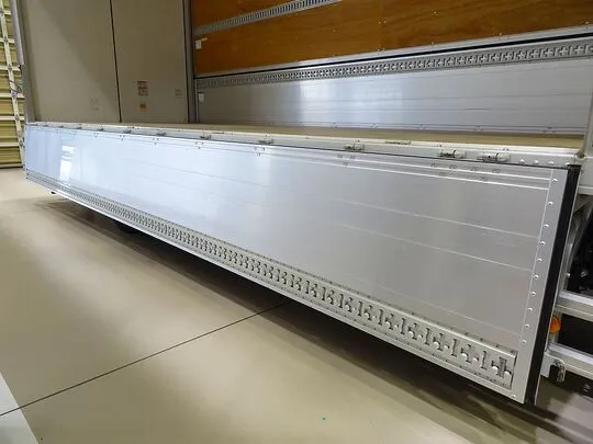 フォワード 2.9t ワイドベッド付 アルミウイング 210ps