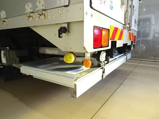 フォワード 2.25t ワイドベッド付 アルミウイング 格納ゲート付 リアエアサス 210ps