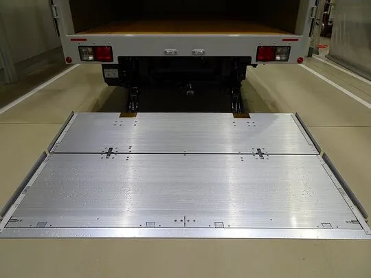 レンジャー 2.2t ワイドベッド付 アルミウイング 格納ゲート付 リアエアサス 未使用車 240ps