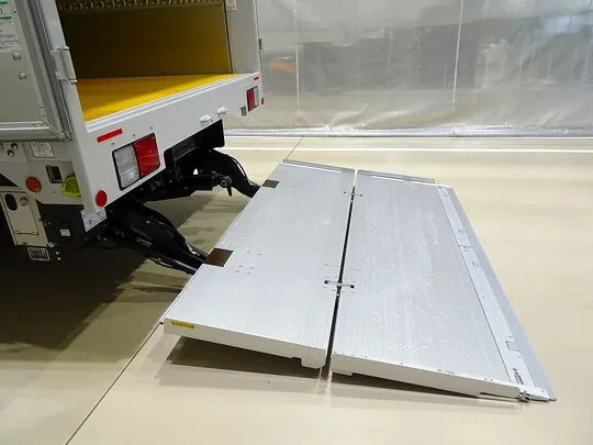 レンジャー 2.2t ワイドベッド付 アルミウイング 格納ゲート付 リアエアサス 未使用車 240ps