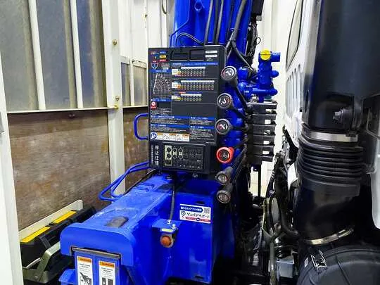 フォワード 2.3t 標準ベッドレス タダノ4段クレーン付 210ps