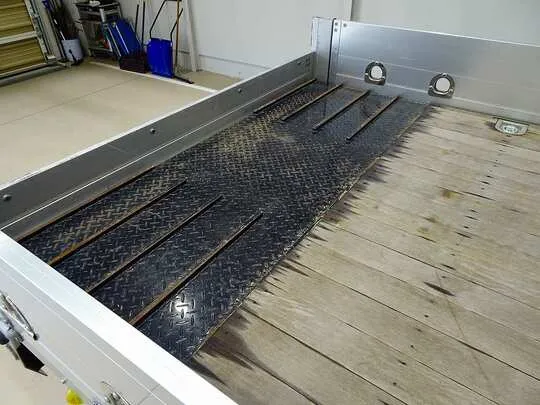 フォワード 4.7t 増トン 標準ベッド付 ユニック4段セルフクレーン付 ps