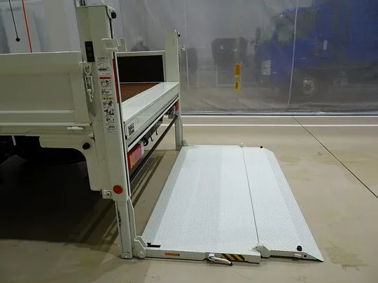 デュトロ 3.5t FJL ワイド超ロング 2段折れ式垂直P/G付 未使用車